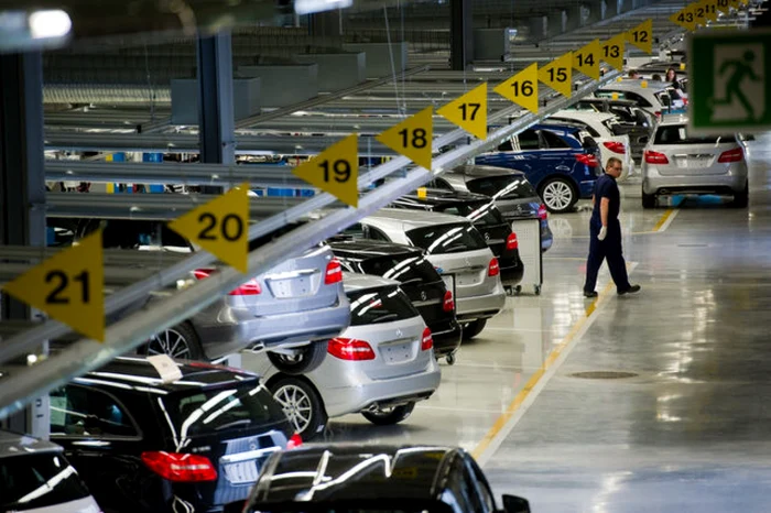 La fabrica Daimler din Stuttgart se află 54 de muncitori români care urmează un curs de specializare de un an FOTO bloomberg.com