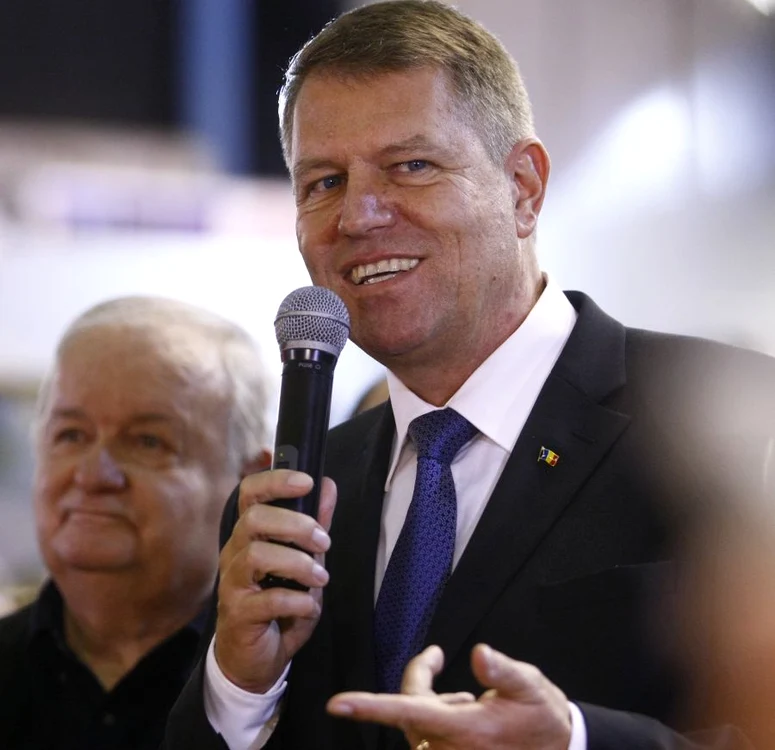 
    Klaus Iohannis a acordat peste 3000 de autografe celor care au cumpărat cartea 