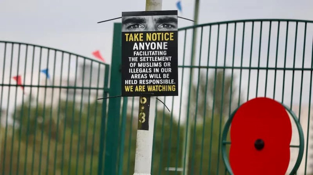 Un orăşel din Irlanda de Nord s-a umplut de afișe rasiste și anti-imigrație. Oamenii sunt terifiați