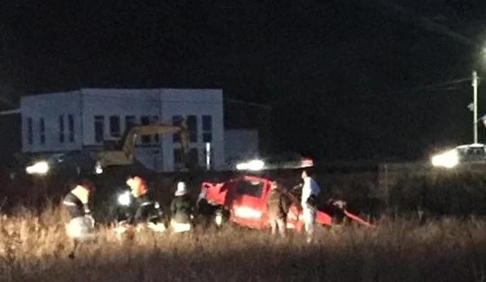 Maşina a fost aruncată în câmp. FOTO: Info trafic judeţul Cluj/Vlad Pavel