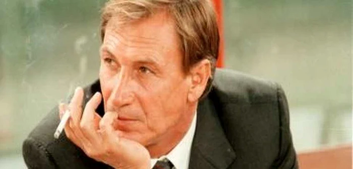 Zdenek Zeman fuma pe bancă, în timpul partidelor