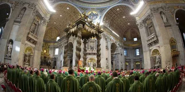Papa Francisc participă la slujba de încheiere a Sinodului Episcopilor în Biserica St Peter de la Vatican FOTO AP