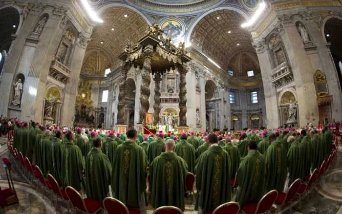 Slujba de încheiere a Sinodului Episcopilor în Biserica Sfântul Petru de la Vatican FOTO AP