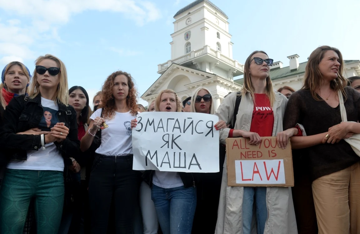 Femei din Belarus manifestând împotriva regimului Lukaşenko FOTO EPA-EFE