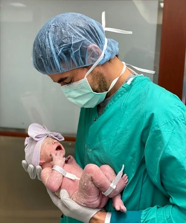 Enrique Iglesias alături de noul membru al familiei