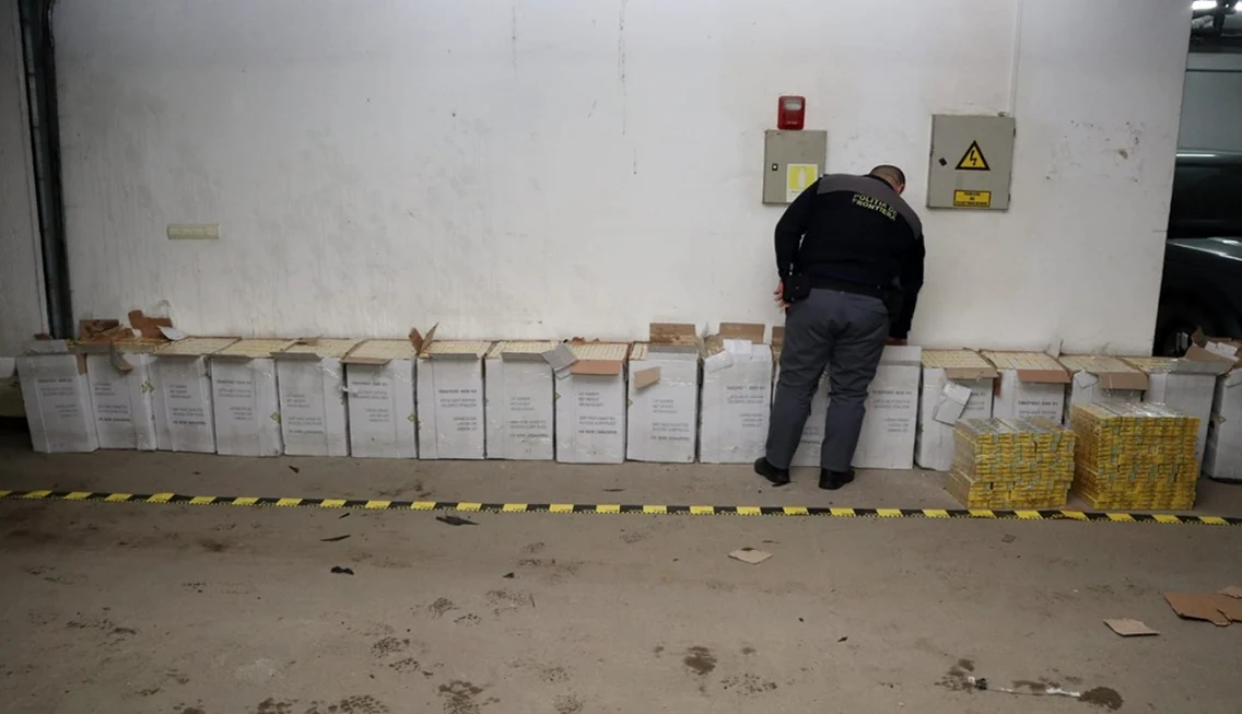 Coletele cu pachetele de țigări din Maramureș  Foto Facebook Poliția de Frontieră Sighetu Marmației jpg