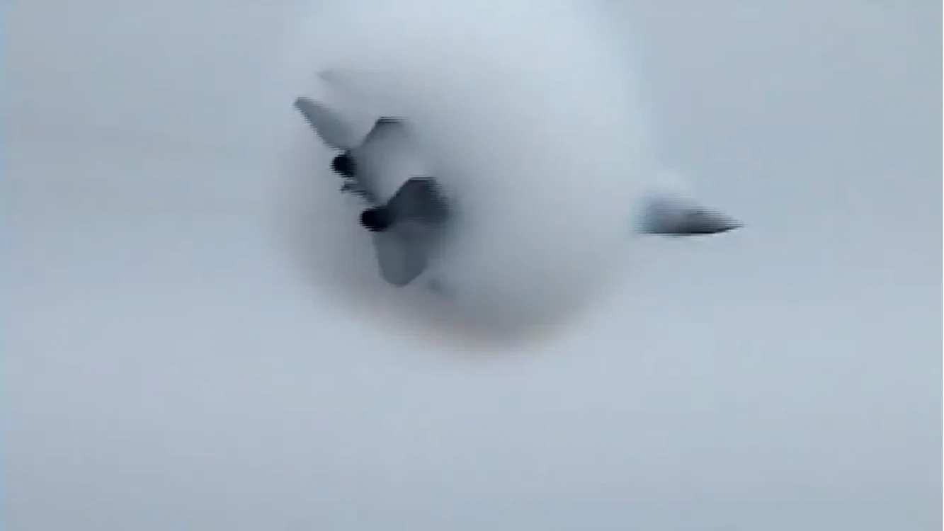 Avionul este învăluit de un nor ciudat în momentul în care sparge bariera sunetului.Foto Youtube