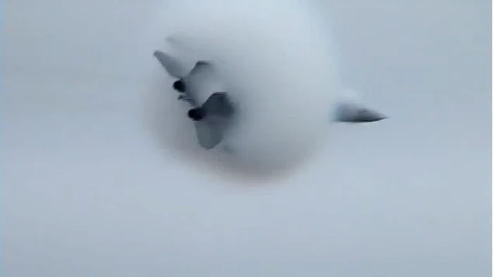 Avionul este învăluit de un nor ciudat în momentul în care sparge bariera sunetului.Foto Youtube