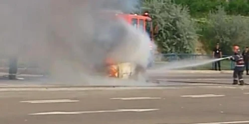 masina incendiata flacari pompieri 2