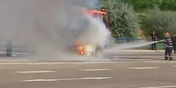 masina incendiata flacari pompieri 2