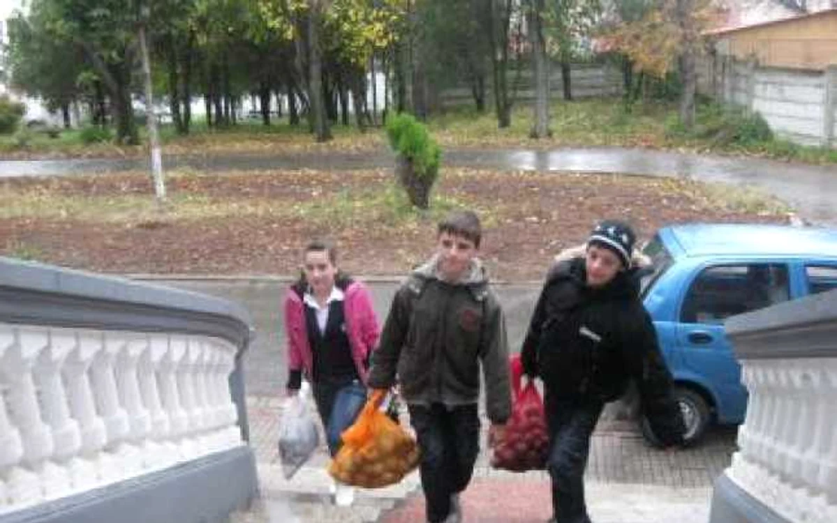 Craiova: Elevii de la Coandă au donat 100 de kilograme de cartofi copiilor cu dizabilităţi
