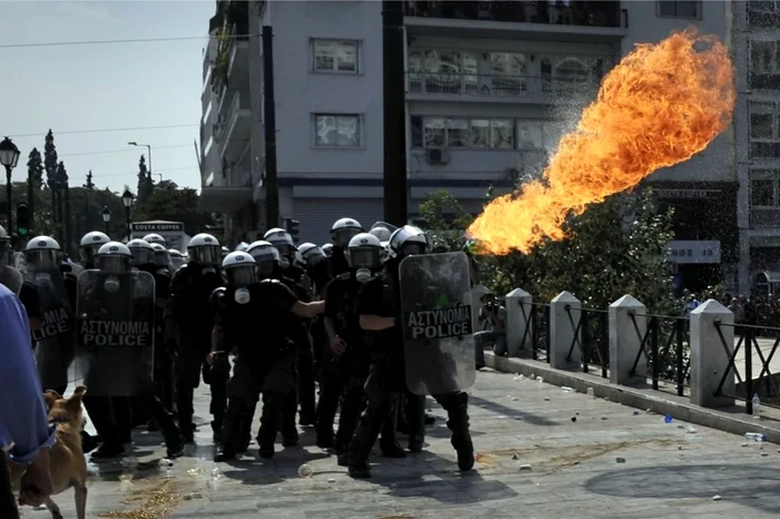 Confruntări între poliţie şi manifestanţi la Atena