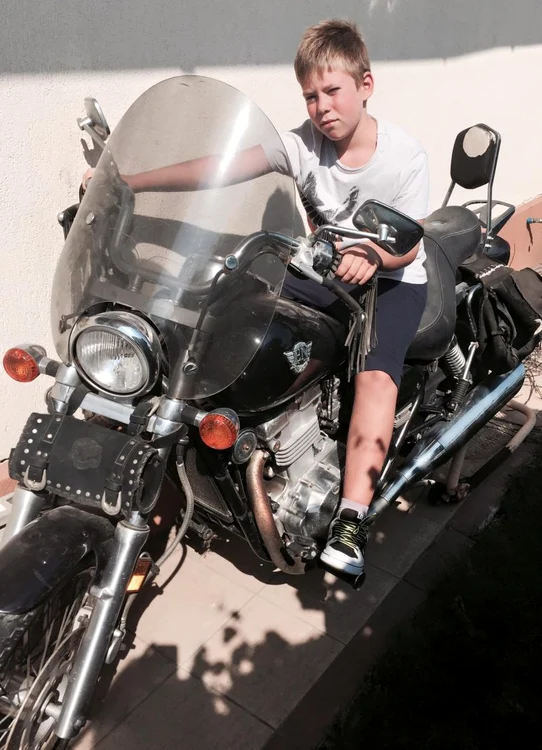 Albert s-a fotografiat pe motocicleta lui Adrian Iovan