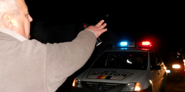 Ion Şotea, şeful Poliţiei Balş, arată pe unde au fugit hoţii