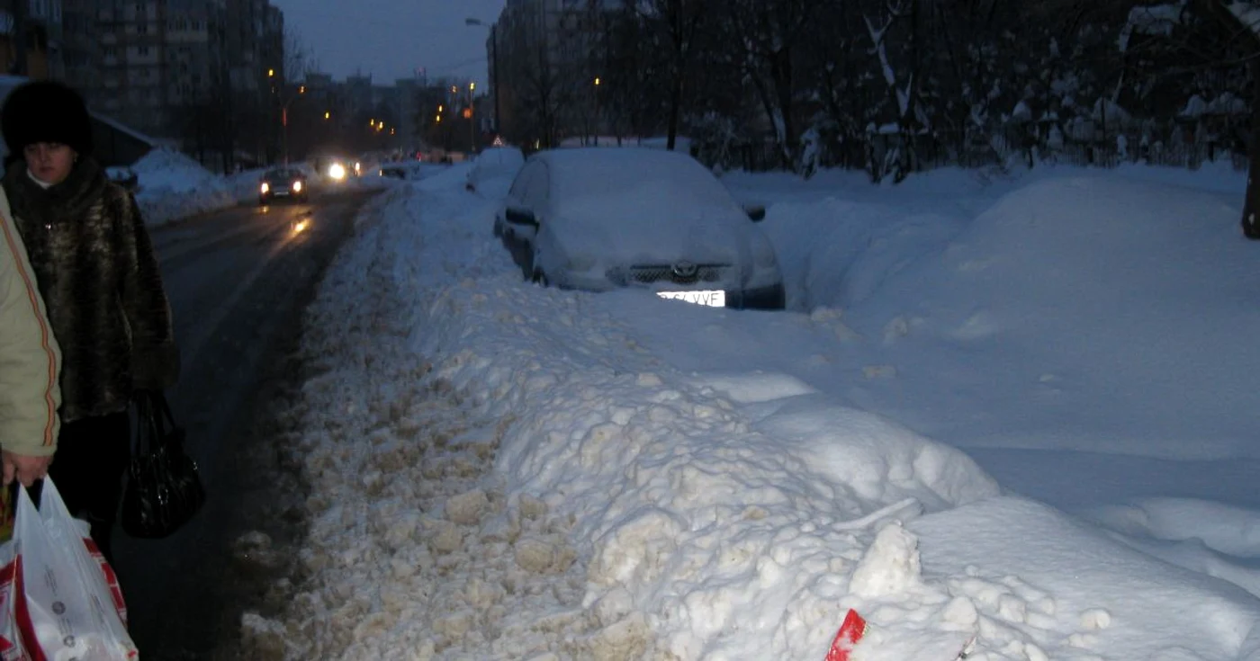 În lipsa unor străzi curăţate, şoferii au lăsat maşinile unde au apucat 