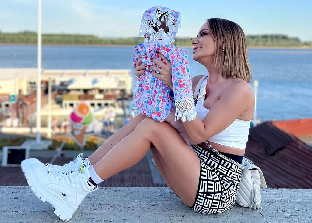 Andreea Antonescu și fiica sa. Foto: Arhiva personală.
