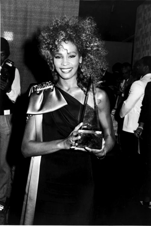 Whitney Houston, în 27 ianuarie 1986, când a primit American Music Award, la Los Angeles