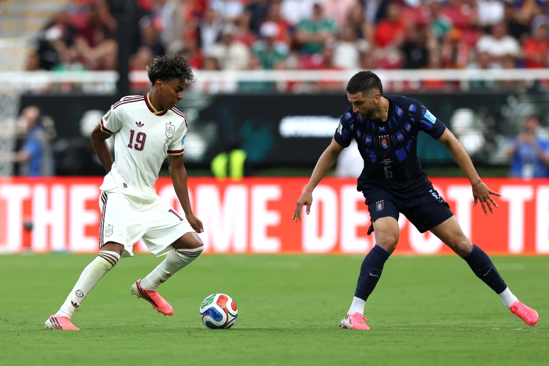 Rodrigo Bentancur încearcă să-l oprească pe Lamine Yamal (Foto: EPAImages)