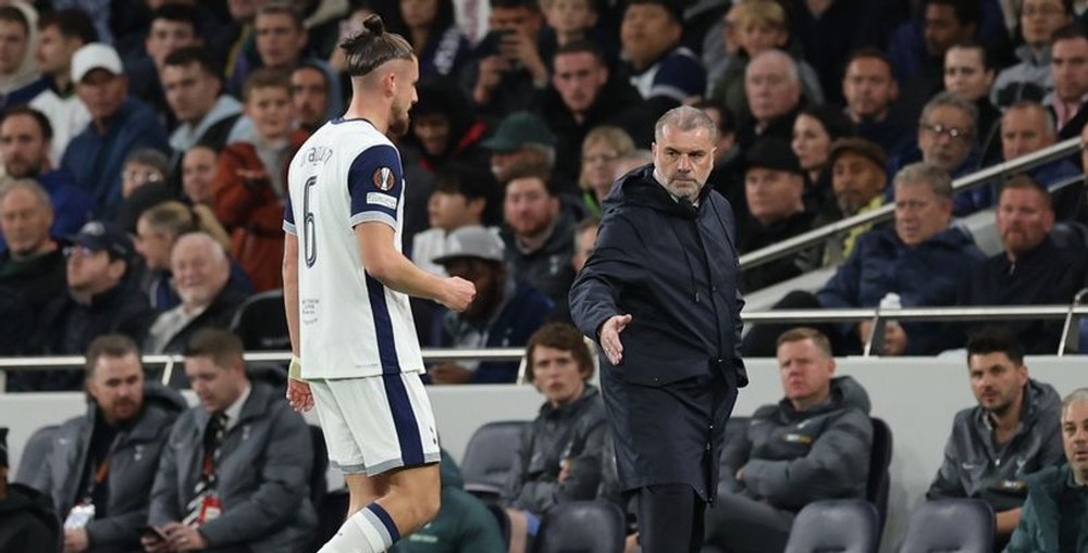 Meci de uitat pentru Radu Drăgușin: românul, schimbat la pauză în Tottenham - Newcastle. Reacția englezilor
