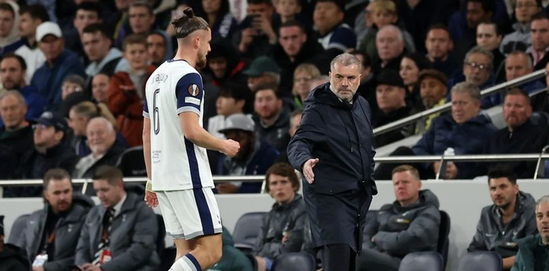 Radu Drăgușin strânge din dinți și joacă sub comanda lui Postecoglou. Foto Getty images