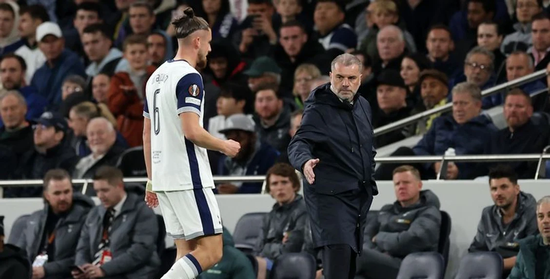 Radu Drăgușin, schimbat la pauză de Ange Postecoglou. Foto Facebook Tottenham Hotspur