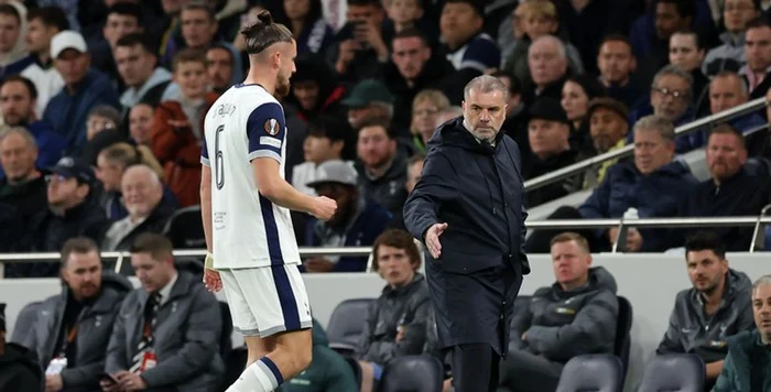 Radu Drăgușin, schimbat la pauză de Ange Postecoglou. Foto Facebook Tottenham Hotspur