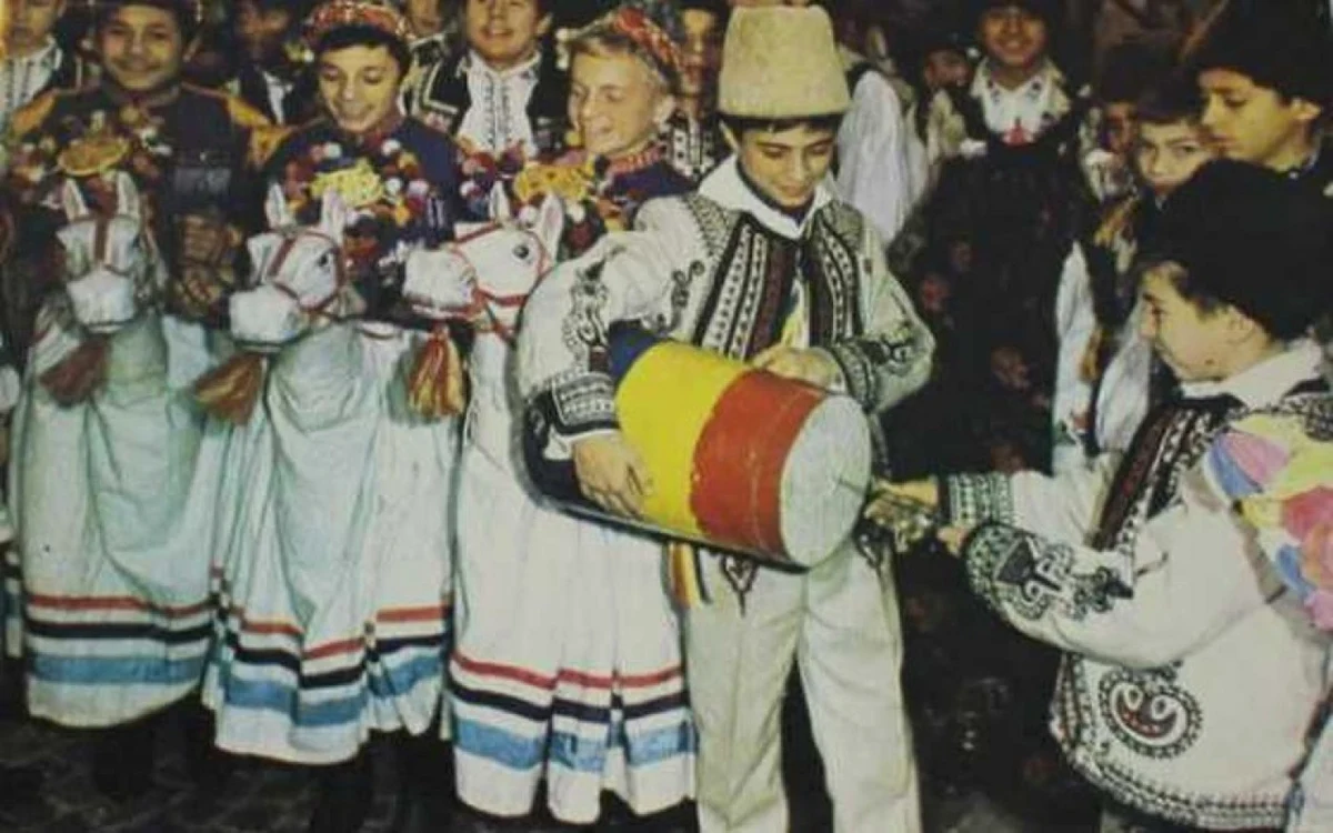 Pluguşorul includea în versuri numele soţilor Ceauşescu şi realizările din timpul comunismului.