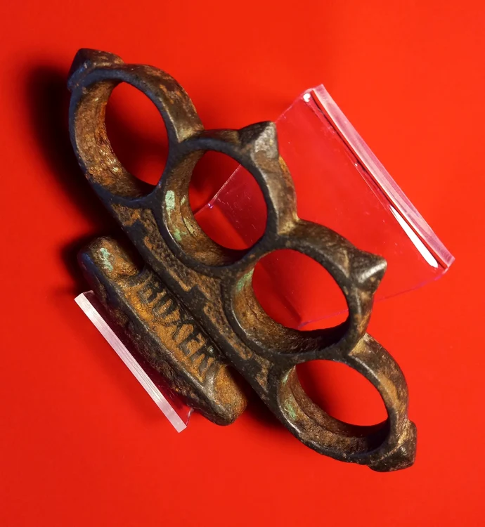 Obiect de lovire din fier de tip knuckle duster (foto: Muzeul Județean de Istorie și Arheologie Maramureș)