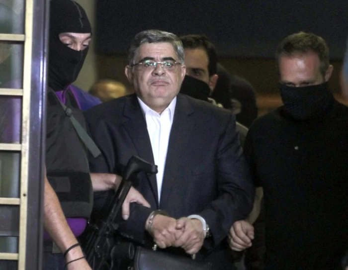 Nikos Michaloliakos, escortat de poliţie FOTO EPA-EFE