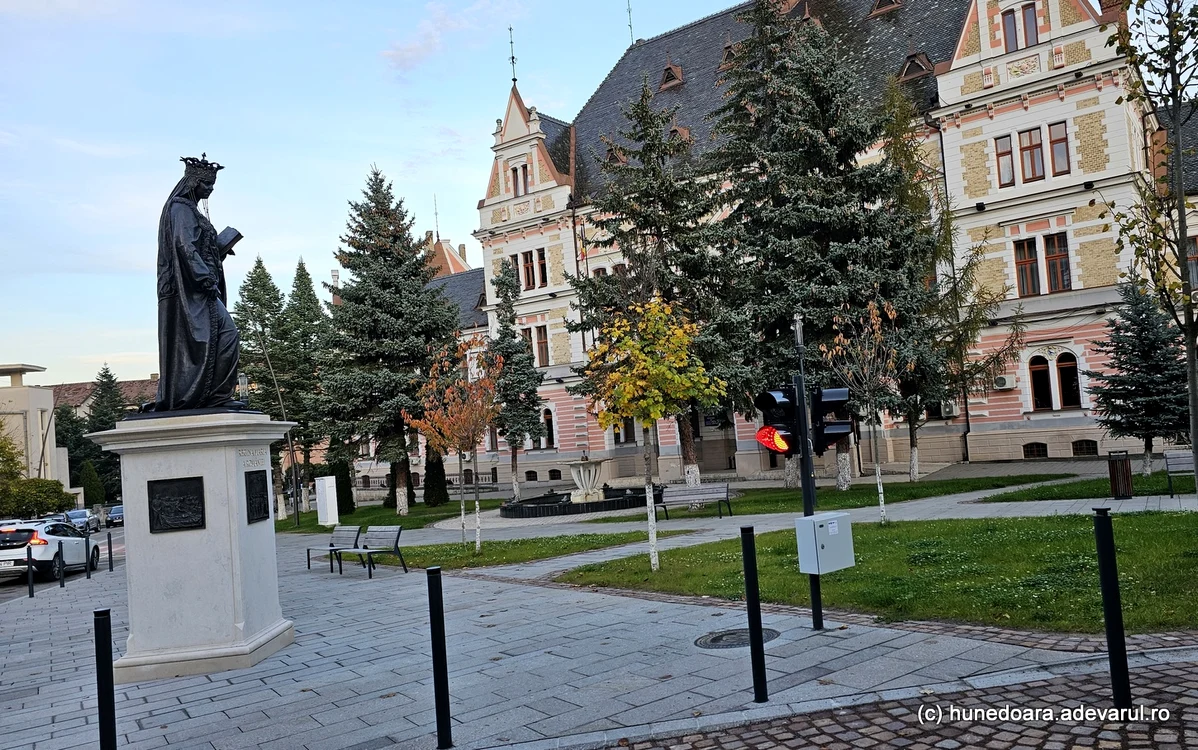 Statuia reginei Maria din Deva (foto: Daniel Guță / Adevărul)