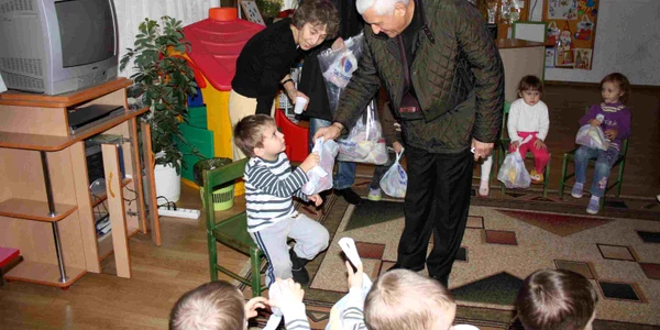 Primarul a împărţit copiilor dulciuri 