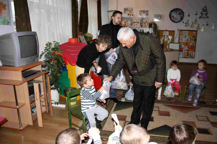 Primarul a împărţit copiilor dulciuri