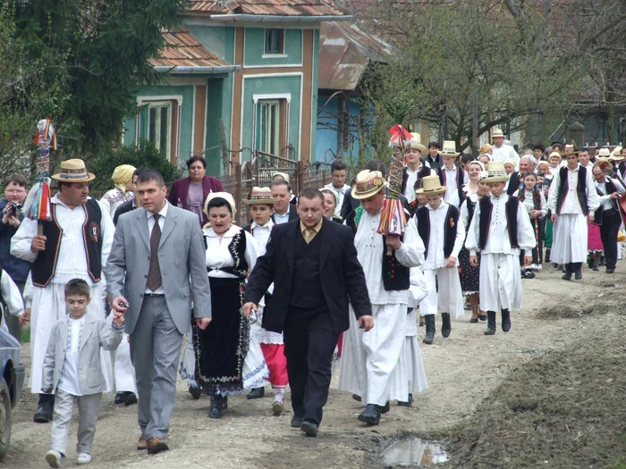  Sătenii din Soconzel au jucat ieri dansul la şură