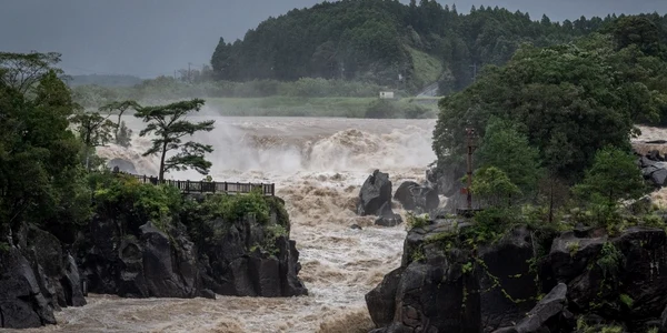 Taifunul Nanmadol a lovit Japonia Foto AFP (4) jpg