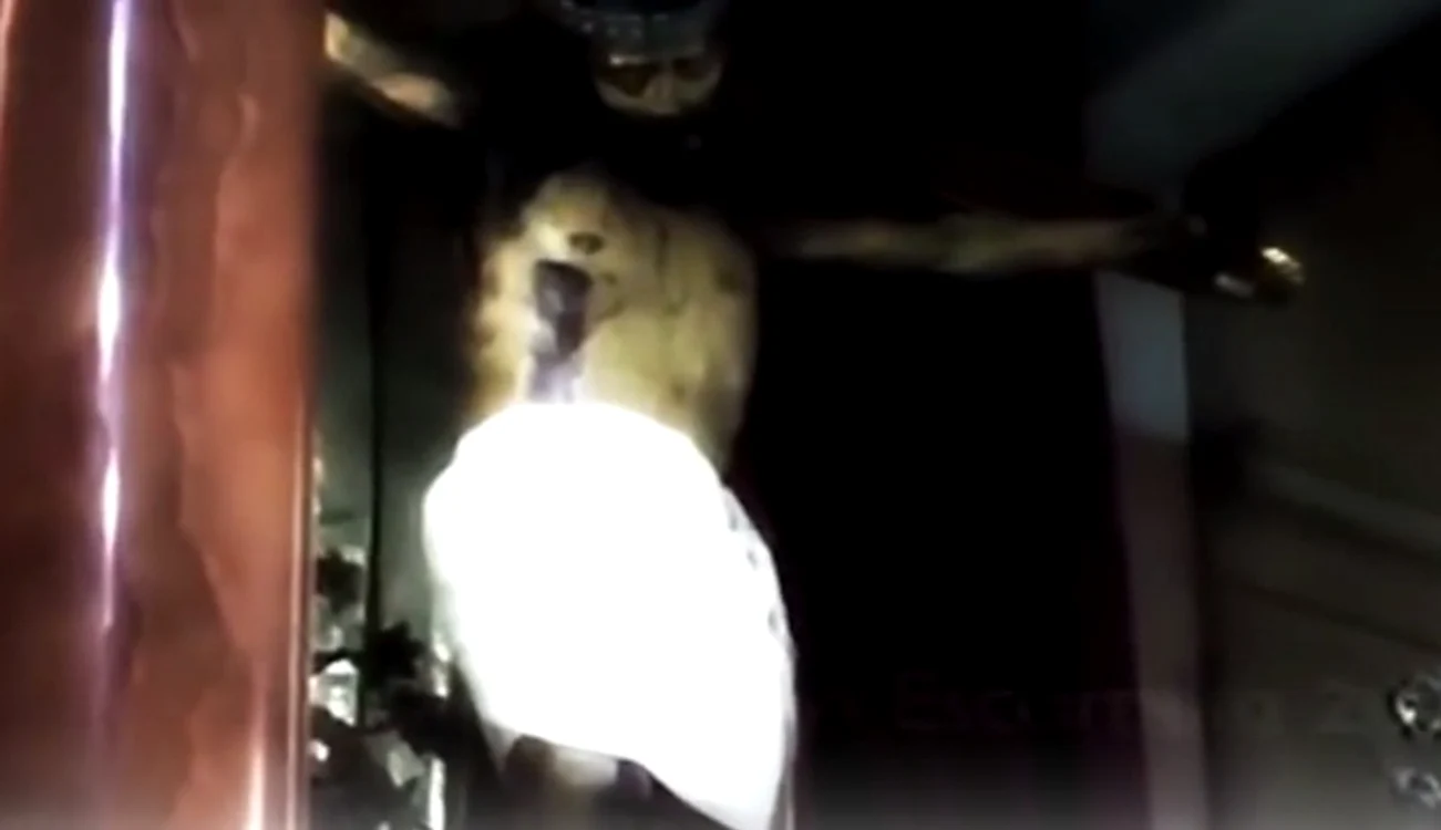 
    În timpul slujbei, ochii statuii s-au deschisFoto captură foto/Youtube  