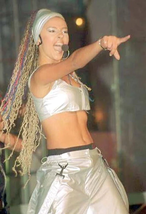 2000: Avea tot părul împletit în codițe afro