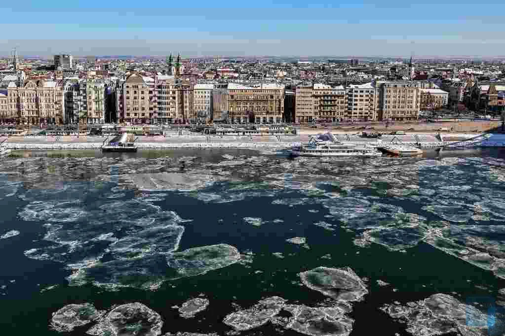 Temperaturile geroase au înghețat Dunărea și lacurile din Ungaria. Spărgătoarele de gheață au fost puse în funcțiune