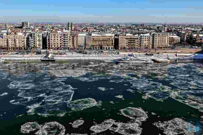 Temperaturile geroase au înghețat Dunărea și lacurile din Ungaria. Spărgătoarele de gheață au fost puse în funcțiune
