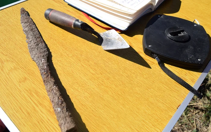 Vârf de lance vechi de 2.000 de ani gasit in situl arheologic Piscul Crăsani FOTO MJI
