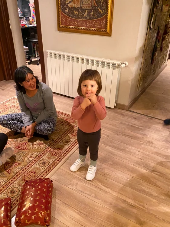Autorităile au emis un aviz de deportare pe numele bonei din Filipine, care a fost luată în custodia autorităţilor direct din casa angajatorului său. Foto Work from Asia