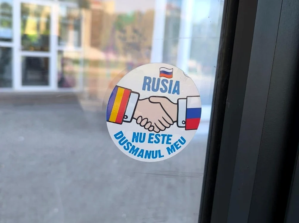 Stikere lipite pe geamuri în diferite orașe din România FOTO: Facebook/Alexandru Tănase