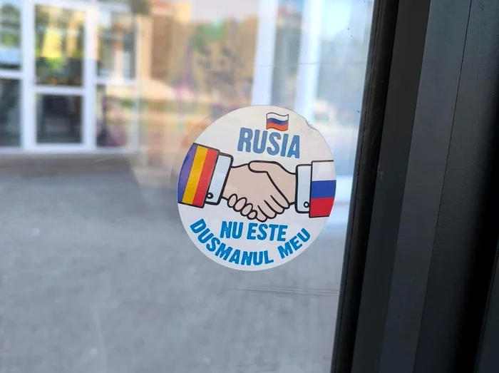 „Rusia nu este dușmanul meu”. România, plină de stickere cu mesaje pro-Moscova: „Nu e dușmanul tău – până când te trimite în Siberia”