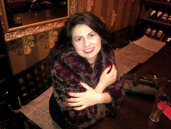 Antoanela Eremencu a fost logodită cu viitorul soț al Laviniei. Ea lucrează la un restaurant din Craiova