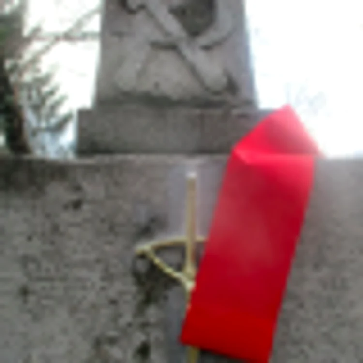 Monument-mormânt tipografi ucişi la 13 decembrie 1918 - secera şi ciocanul cruce Sursa Facebook David Schwartz