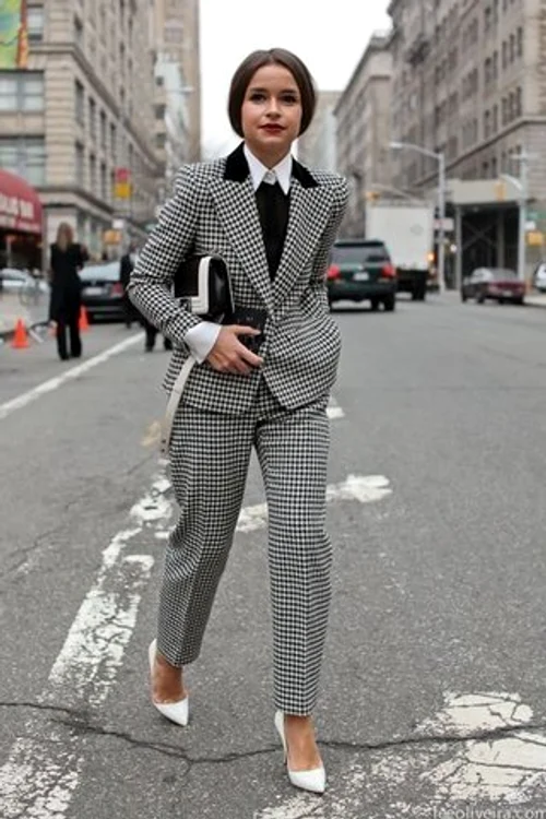 small Fustany Fashion Pantsuit Looks to Elevate Your Formal Workwear Style Street Style 6 jpg jpeg