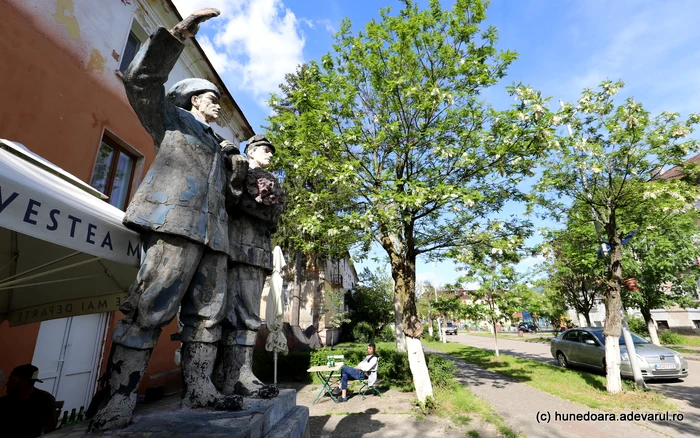 Statuia minerilor din Uricani a rămas o amintire a epocii mineritului din oraș. Foto: Daniel Guță.