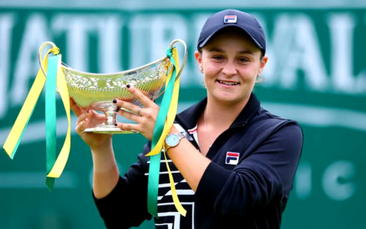 
    Ashleigh Barty, cu trofeul cucerit la Birmingham, acre i-a adus și poziția de lidre mondial WTAFOTO: Guliver/ Gettyimages  