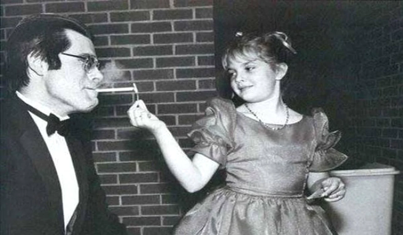 Drew Barrymore îi aprinde o ţigară lui Stephen King jpeg