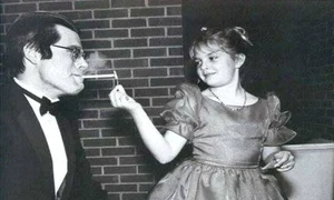 Drew Barrymore îi aprinde o ţigară lui Stephen King jpeg