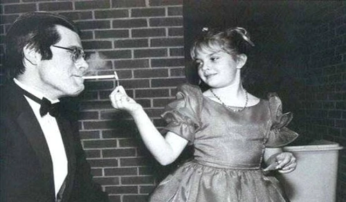 Drew Barrymore îi aprinde o ţigară lui Stephen King jpeg